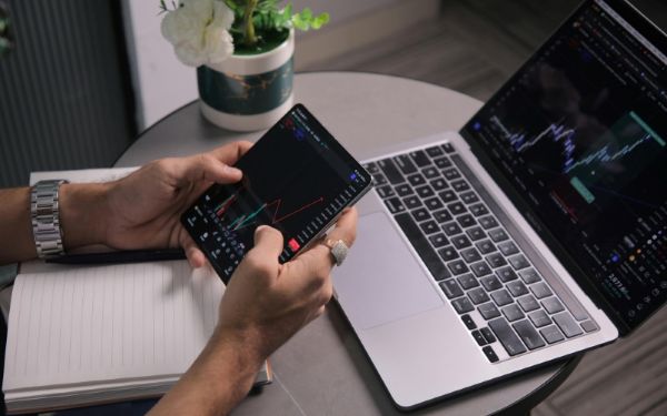 Ưu điểm nổi bật của trader là kiếm lợi nhuận nhanh từ biến động giá tài chính