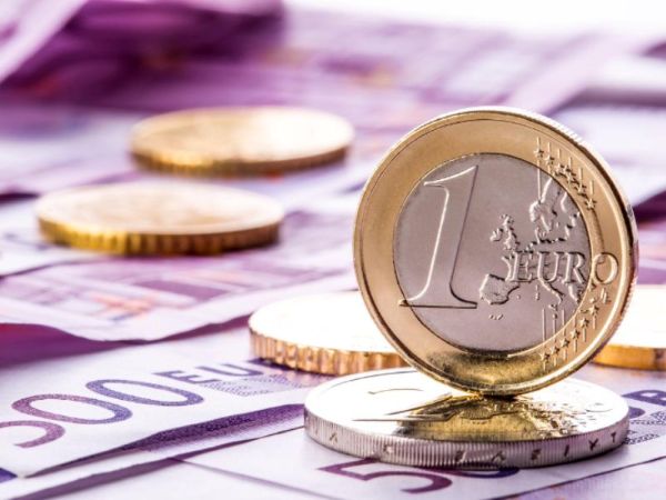 Số tiền VND = Số tiền EUR x Tỷ giá EUR/VND hiện hành