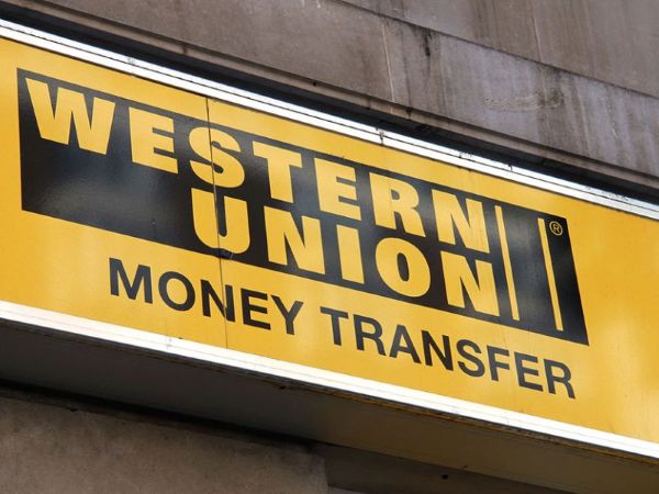 Sử dụng dịch vụ chuyển tiền nhanh như Western Union sẽ từ vài phút hoặc vài giờ