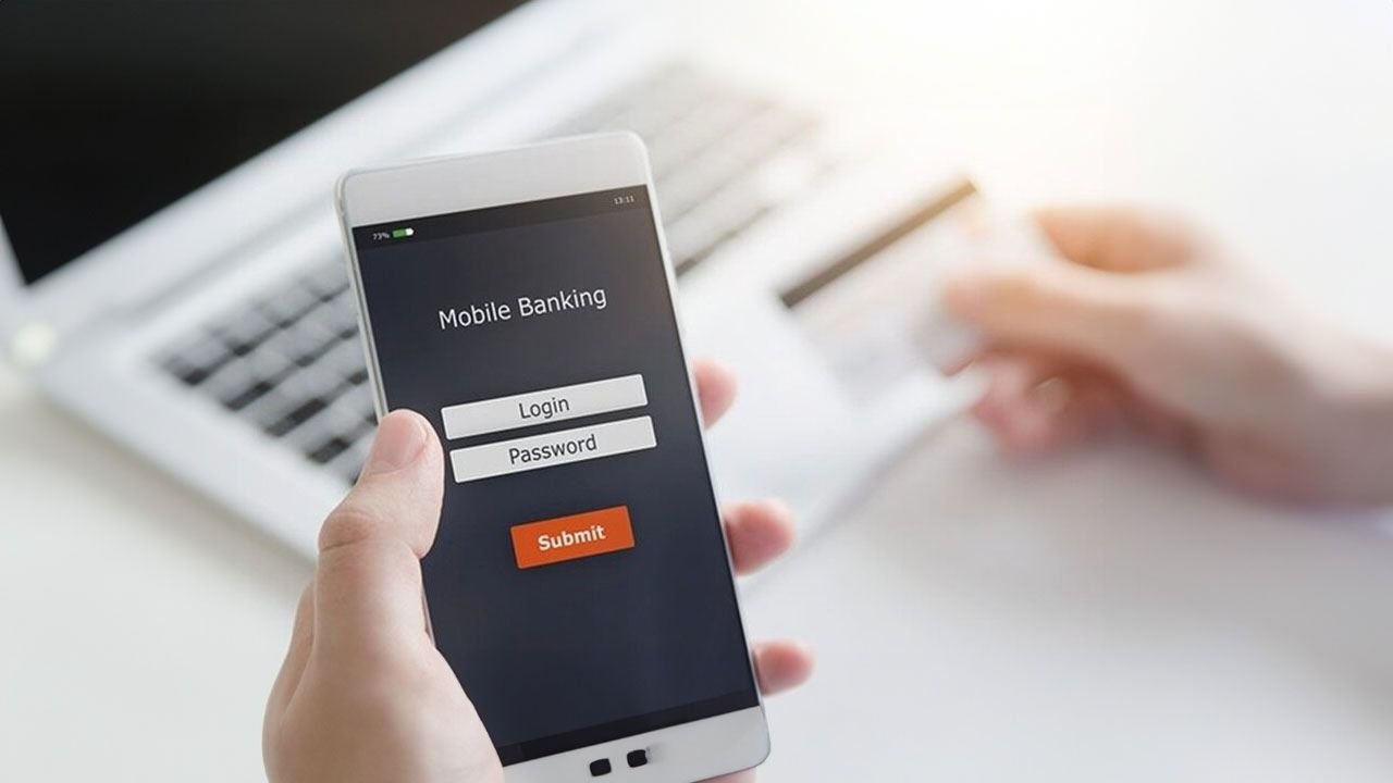 Nếu bạn thường xuyên đi công tác thì Mobile Banking sẽ là sự lựa chọn tuyệt vời cho bạn