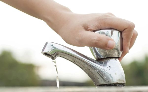 Khóa van nước khi không sử dụng để tiết kiệm tiền nước 