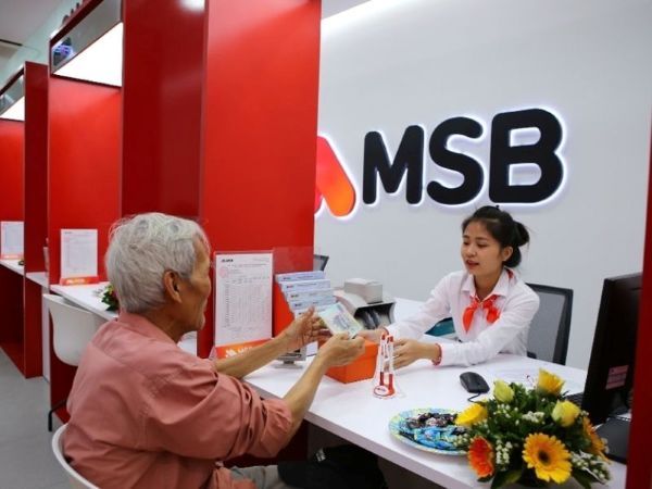 Người nhận mang mã số bí mật đến chi nhánh ngân hàng đăng ký nhận tiền