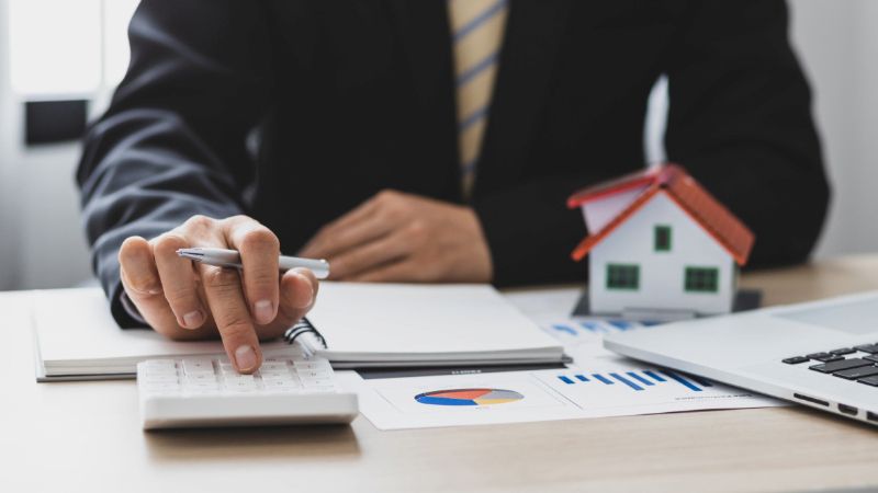 Thẩm định viên sẽ thu thập hồ sơ, đánh giá tính pháp lý và khảo sát hiện trạng tài sản để đảm bảo dữ liệu chính xác, minh bạch 